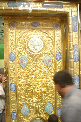 انجاز نصب ابواب ذهبية عند المداخل الرئيسية لحرم الامام الحسين عليه السلام