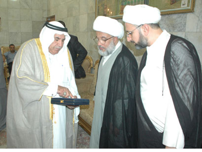 وفد مجلس عشائر الأعظمية يكرم الشيخ عبد المهدي الكربلائي درع الوفاء لمواقفه الوطنية