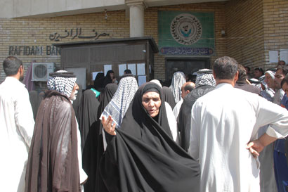 استياء شديد من تاخير تسليم رواتب الرعاية الاجتماعية امام المصارف بكربلاء (مصور)