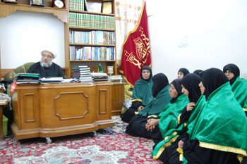 موكب نسائي مميز  يصل العتبة الحسينية المقدسة