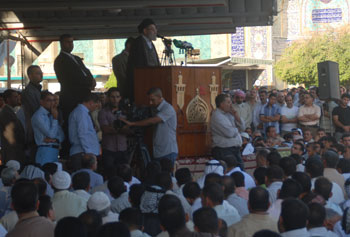 خطيب صلاة العيد في كربلاء يطالب بالاسراع بتشكيل الحكومة وخفض رواتب المسؤولين (تقرير مصور)