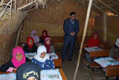 مدرسة في ميسان من القصب والطين واهالي المنطقة يطالبون بحل لمشكلة ابنائهم مع بدء العام الدراسي-مصور