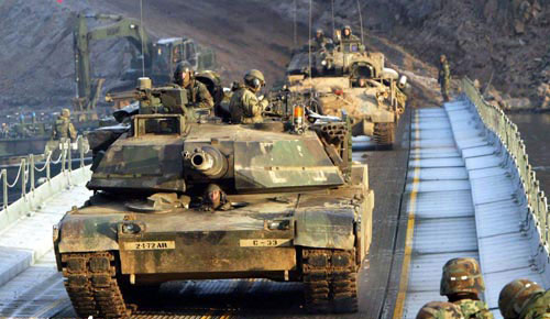 12 دبابة "ابرامز" اميركية وصلت الى ميناء أم قصر
