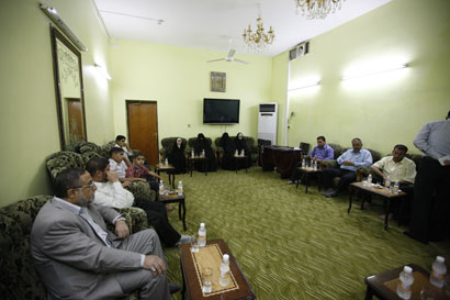 العتبة الحسينية المطهّرة تستذكر شهدائها وتوزّع منحة مالية لعوائلهم