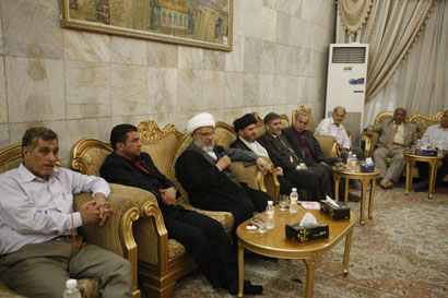 وفدٌ من عمداء جامعة بابلَ يزورون مرقد الإمام الحسين (عليه السلام) ويلتقون بممثل المرجعية الدينية