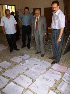 رسامو جامعة الكوفة يفترشون الأرض لعمل لوحاتهم وإقامة معارض تزخر بالفن والفنانين تحاكي الواقع العراقي