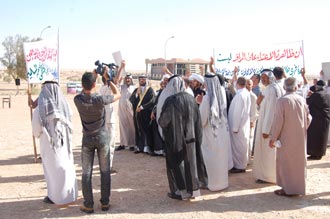 تظاهرة تنطلق من كربلاء وتعتصم عند الحدود السعودية العراقية تنديدا بهدم قبور ائمة البقيع والمطالبة ببنائها