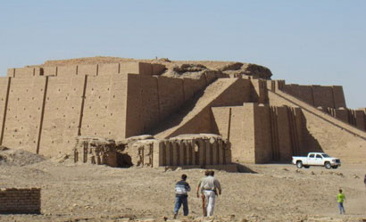 سائحو مغامرات غربيون يزورون العراق ويتجولون في مدنه