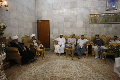 وفد من دولة الكويت يزور مرقد الامام الحسين عليه السلام ويلتقي بالشيخ عبد المهدي الكربلائي