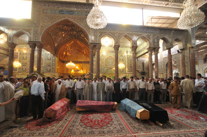 كربلاء: تشييع اربعة اشخاص لعائلة استشهد ابنائها جراء انفجار عبوة لاصقة كانت موضوعة  في سيارتهم