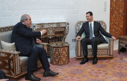 علاوي يبحث في سوريا تشكيل الحكومة العراقية وقائمته تقول اي اتفاق بين الائتلافين لا يـُلزم سواهما