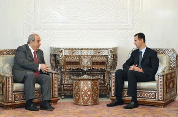 علاوي يوجه انتقادا لاذعا ضد ايران ويعلن أن قائمته لا تقرع طبول الحرب ضدها ولكنها ترفض تدخلاتها