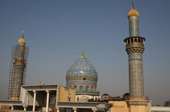 تذهيب قبة وماذنتي مزار السيد محمد في بلد مع وضع بردة جديدة مطعمة بالاحجار الكريمة على القبر الشريف
