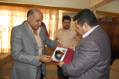 درع جمعية المصورين لنائب في البرلمان العراقي