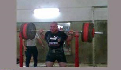 بطل العرب بالقوة البدنية العراقي علي حسين مهدي يتعرض لحادث سير