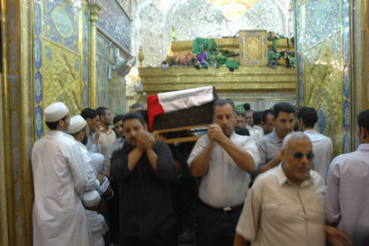 تشييع يشارك فيه مسؤولو العتبتين المقدستين في كربلاء لمسؤول في ديوان الوقف الشيعي