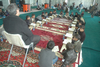 محافل قرآنية تقيمها العتبة العباسية على طريق كربلاء النجف  يشارك فيها زوار الاربعين