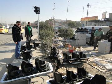 النجف تباشر بنصب اشارات ضوئية تعمل بالطاقة الشمسية