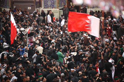 عزاء اهالي البحرين ينطلق في كربلاء نحو المرقدين الحسيني والعباسي الشريفين (مصور)
