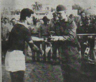 صورة ارشيفية للزعيم عبد الكريم قاسم وهو يكرم اللاعب السابق عمو بابا قبل 54 عاما