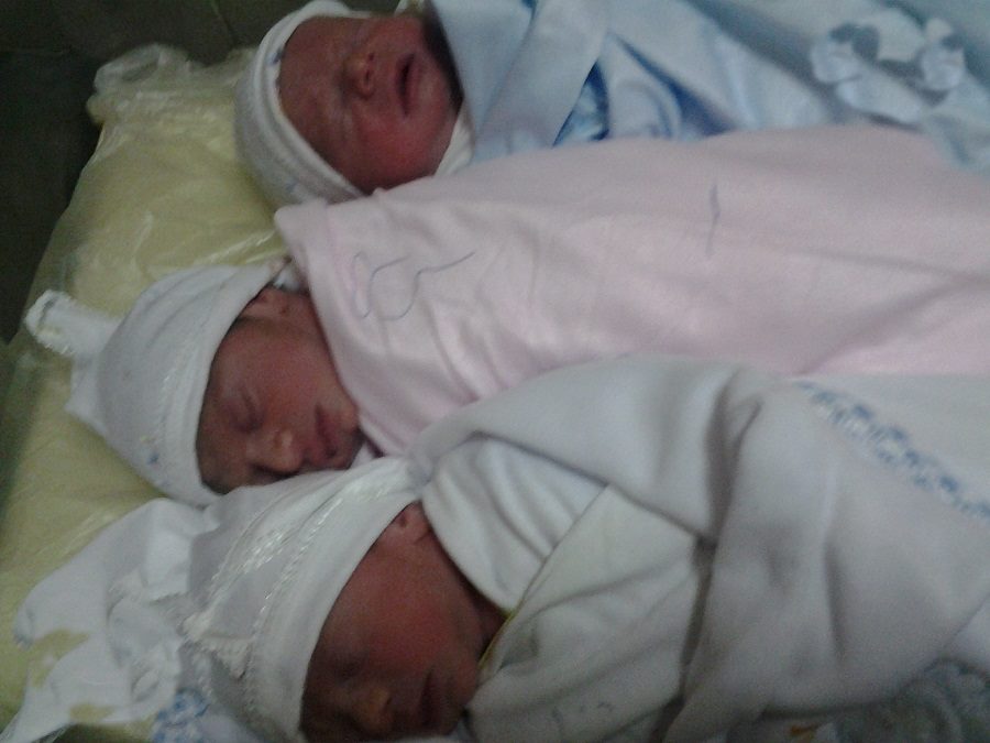 بالصور :سيدة كربلائية تلد توأماً ثلاثياً في حالة نادرة