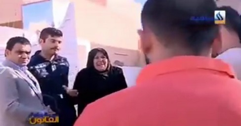 بالفيديو : والدة ثلاث شهداء بتكريت تحاول طعن داعشي بسكين ثأرا لابنائها !!