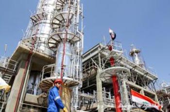 ايران ترفع تقديرات احتياطياتها النفطية لتتجاوز العراق