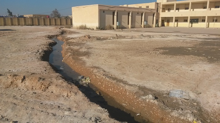 بالصور :مبزل مياه آسنة وسط إحدى المدارس الثانوية في كربلاء