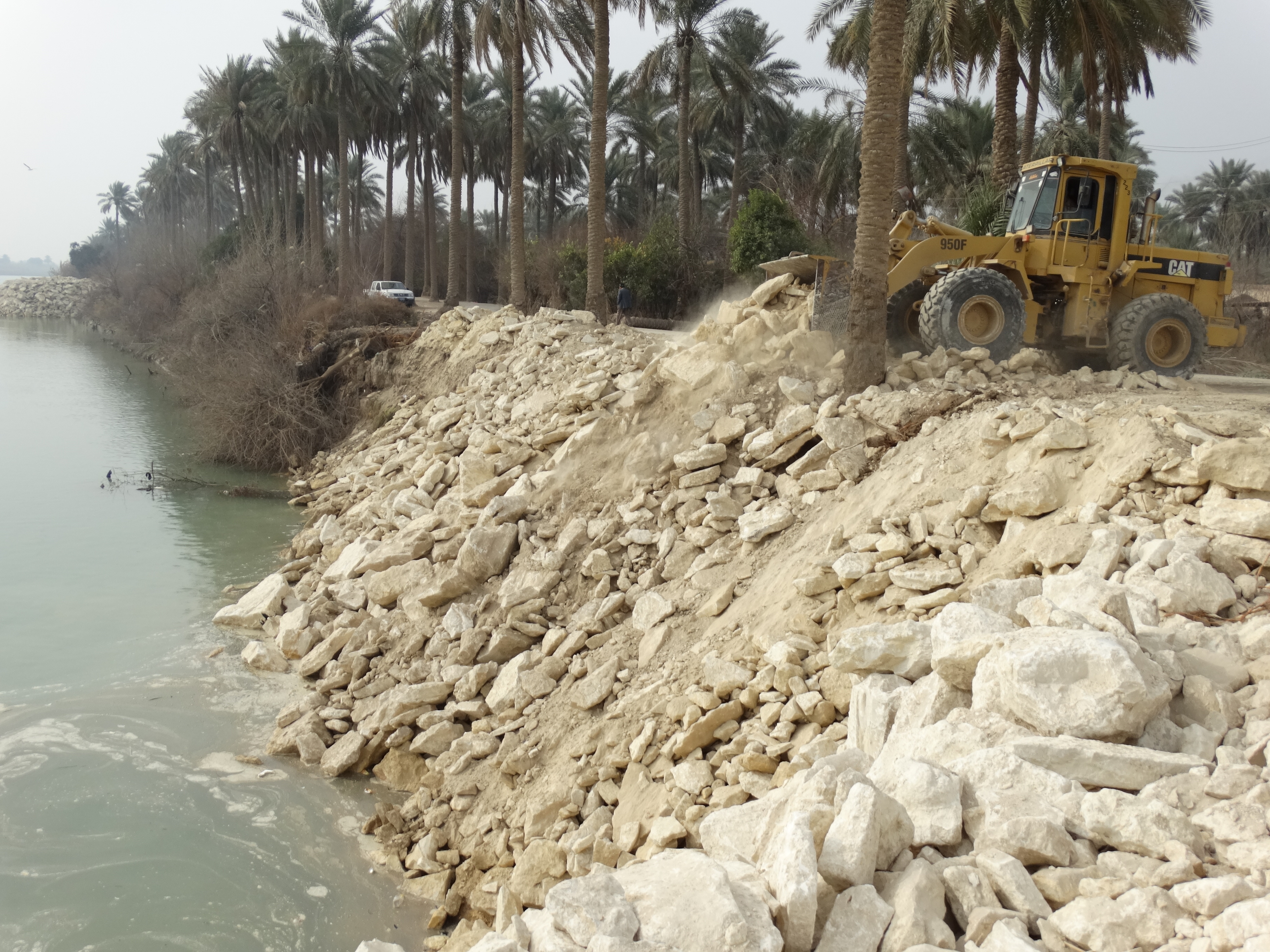 مديرية الموارد المائية: تقوم بمعالجة التآكل الحاصل على نهر الفرات في محافظة كربلاء المقدسة (مصور)