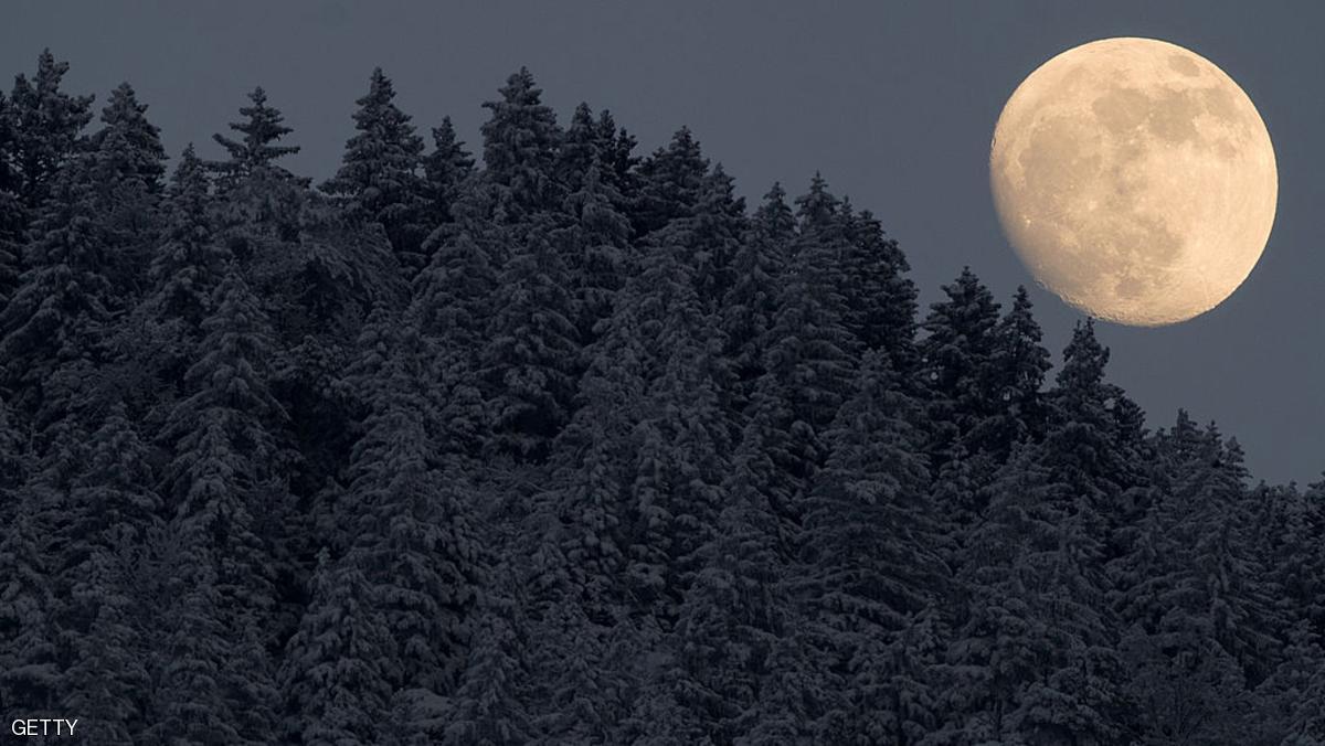 بالصور: القمر الثلجي يضيء العالم