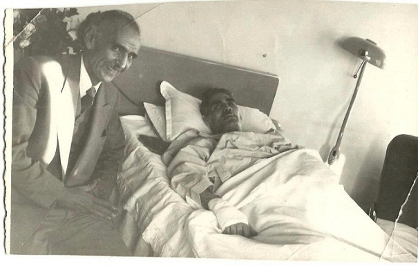 صورة للزعيم عبد الكريم قاسم في المستشفى مع الجواهري عام 1959 بعد حادثة الاعتداء البعثي عليه