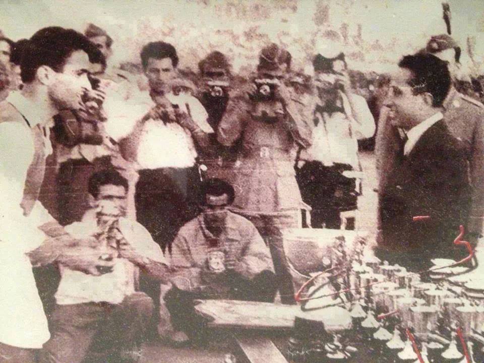 صوره نادره للملك فيصل الثاني يكرم فيها الكابتن عمو بابا