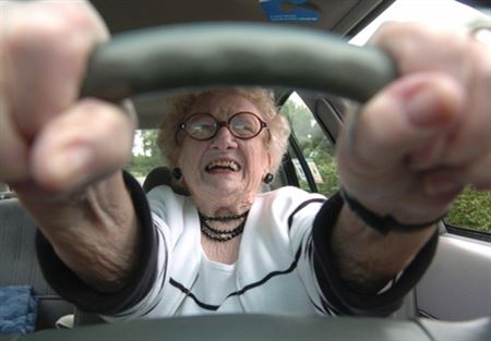 سبعينية تسطو على بنك