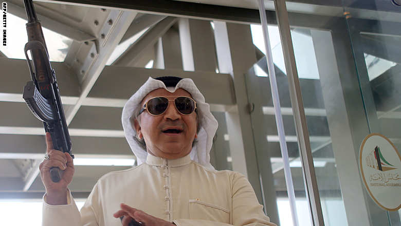 بالصور: نواب في الكويت يدخلون البرلمان مدججين بالرشاشات والمسدسات