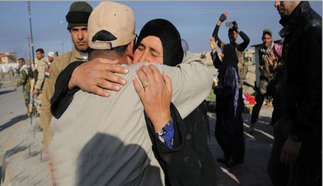 بالصور.. محررو ناحية العلم يستقبلون النازحين العائدين بالعناق