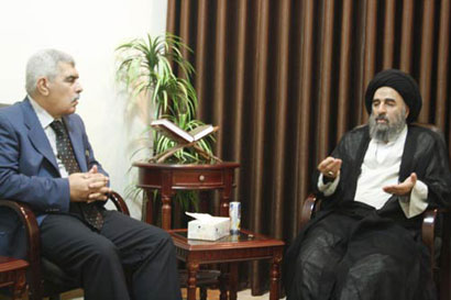 ممثل طارق الهاشمي ووزير الثقافة السابق نوري الراوي يلتقيان بمرجع ديني بكربلاء