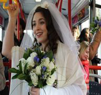 اعلامية تستقل حافلة نقل الركاب للوصول إلى زفافها