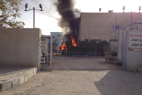 بالصورة :احتراق سيارة داخل مستشفى النسائية بكربلاء