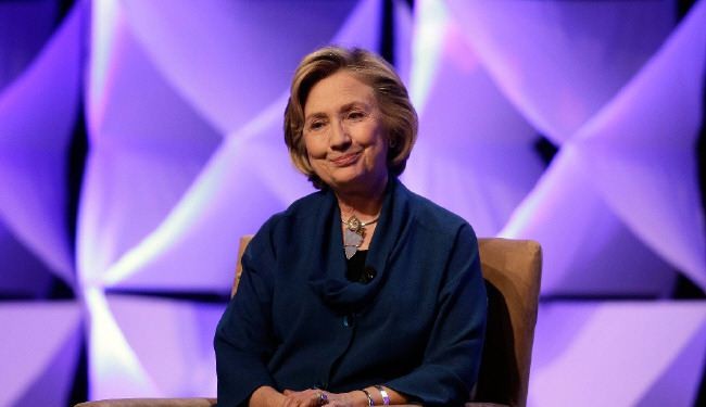 امرأة ترشق هيلاري كلينتون بحذاء خلال مؤتمر