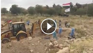 بالفيديو: أب لشهيدين يشهد عملية رفع الرفاة من مقبرة لشهداء سبايكر