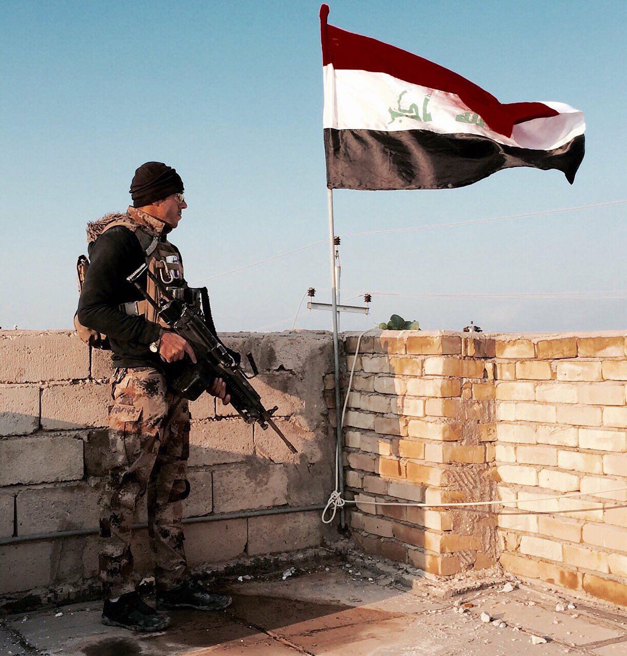 عاجل: جهاز مكافحة الارهاب يسيطر على قائممقامية هيت ويرفع العلم العراقي فوقها