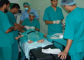 مريض يوسع الجراحين ضرباً في غرفة العمليات