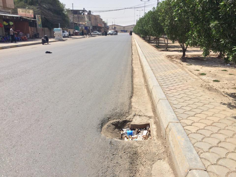 كربلاء :عمال النظافة يرمون الاوساخ والاتربة بالمجاري