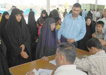 تسليم نصف مليون دينار الى 300 عائلة شهيد في كربلاء