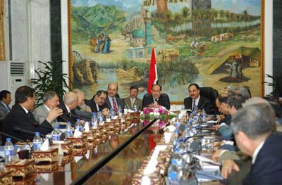 مصدر : اجتماع مجلس الوزراء يوم غد سيكون في قاعدة الإمام علي غرب الناصرية