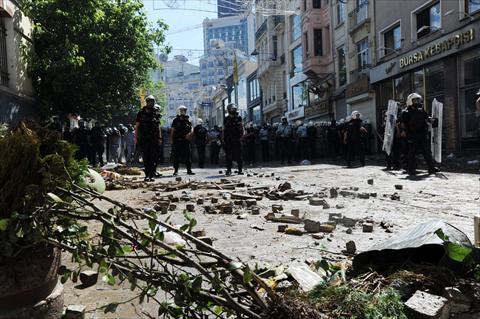 شرطة مكافحة الشغب التركية تقتحم ساحة تقسيم بإسطنبول وأردوغان يعلن قبوله للمرة الأولى لقاء قادة الاحتجاجات