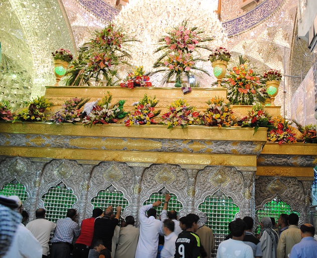 اكاليل الزهور تغطي ضريح الامام الحسين احتفاء بذكرى مولده المبارك(مصور)