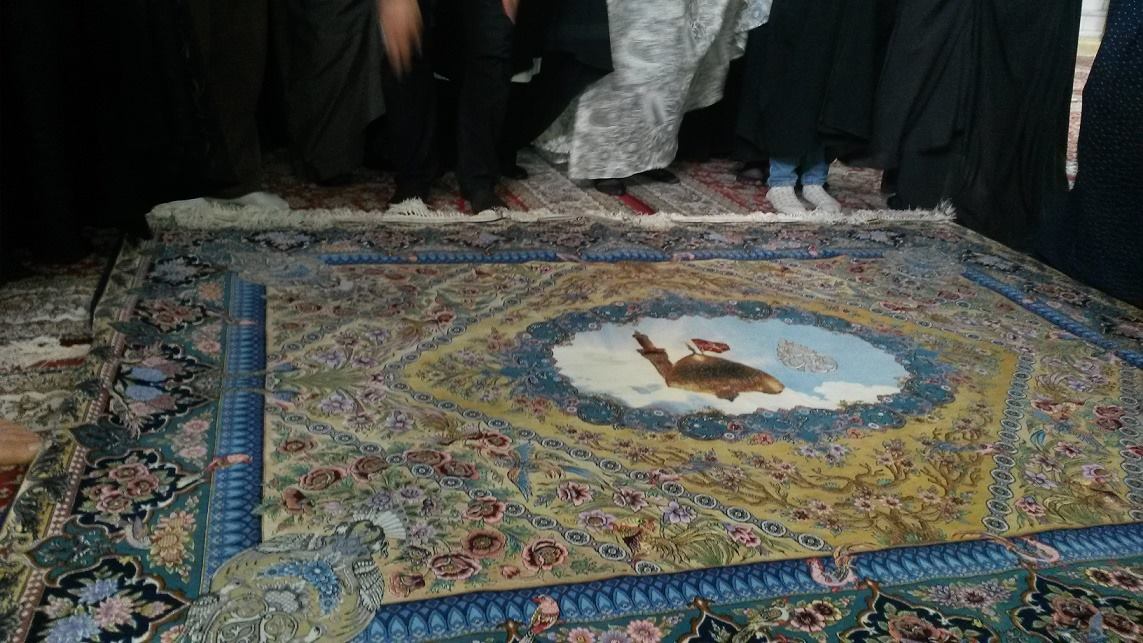 أكثر من (3) ملايين شخص يشتركون في حياكة سجادة من الحرير ويهدونها إلى ضريح الإمام الحسين عليه السلام (مصور)