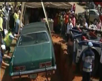 رجل تسعيني يوصي  بدفنه مع سيارته القديمة + صوره