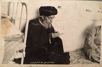 صورة ارشيفية نادرة للمرجع السيد محسن الحكيم في داره المتواضعة